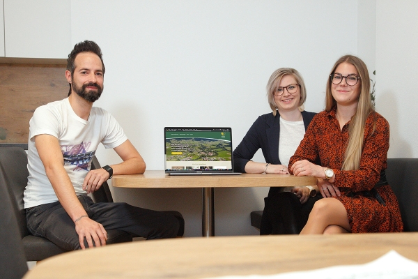 Das Team hinter dem neuen Onlineauftritt: Isabella Pfleger und Magdalena Mitschdörfer (Online-Redaktion und Social-Media) mit Stefan Pisslinger (Konzept und Programmierung).