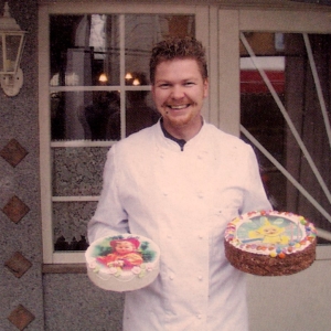 Seit 30 Jahren ist Bäcker- und
Konditormeister Klaus Müller
nun schon im eigenen Betrieb
am Werk. Täglich zaubert
er mit seinem Team frisches
Brot und Gebäck sowie köstliche
Mehlspeisen und kreative
Tortenkreationen.